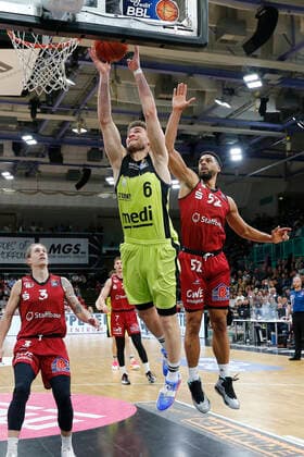 30 Matchday of the easyCredit BBL Basketball Bundesliga in the Oberfrankenhalle in Bayreuth Season 2021 2022 Medi Bayreuth against NINERS Chemnitz Kevin Wohlrath Medi Bayreuth 6 left Trent Lockett NINERS Chemnitz 52 right