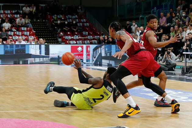 30 Matchday of the easyCredit BBL Basketball Bundesliga in the Oberfrankenhalle in Bayreuth season 2021 2022 Medi Bayreuth against NINERS Chemnitz Sacar Anim Medi Bayreuth 2 left Darion Atkins NINERS Chemnitz 44 center