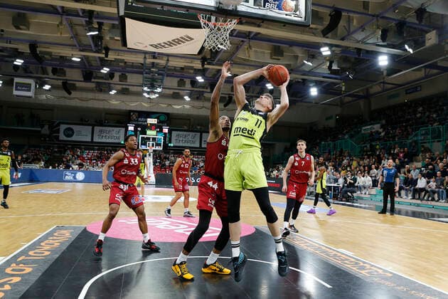 30 Matchday of the easyCredit BBL Basketball Bundesliga in the Oberfrankenhalle in Bayreuth Season 2021 2022 Medi Bayreuth against NINERS Chemnitz Andreas Seiferth Medi Bayreuth 11 right Darion Atkins NINERS Chemnitz 44 left
