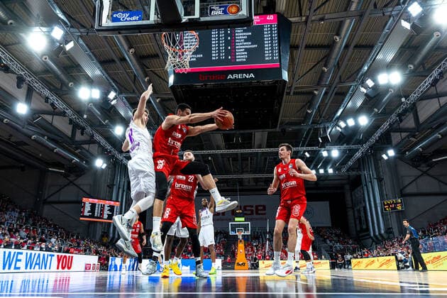 Mathis Moenninghoff BG Goettingen, 17 , Dominic Lockhart Brose Bamberg, 03 , Brose Bamberg vs BG Goettingen, Basketball, easyCredit BBL, Matchday 30, 13 04 2022 Brose Bamberg vs BG Goettingen, Basketball, easyCredit BBL, Matchday 30, 13 04 2022 Bamberg Copyright: xEIBNER GuenerxSantemizx BRB_EER