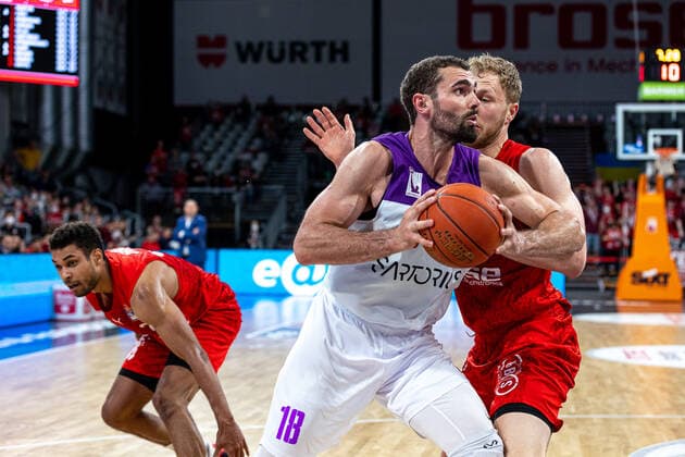 Harper Kamp BG Goettingen, 18 , Christian Sengfelder Brose Bamberg, 43 , Brose Bamberg vs BG Goettingen, basketball, easyCredit BBL, matchday 30, 13 04 2022 Brose Bamberg vs BG Goettingen, basketball, easyCredit BBL, matchday 30, 13 04 2022 Bamberg Copyright: xEIBNER GuenerxSantemizx BRB_EER