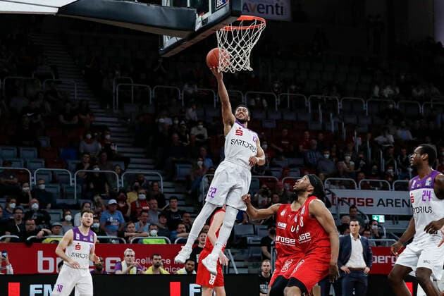 left 22 Stephen Brown BG Göttingen right Akil Mitchell Brose Bamberg, 08 Brose Bamberg BG Göttingen Goettingen easyCredit BBL Basketball Bundesliga Saison 2021 22 Spieltag 30, 13 04 2022 Bamberg, Brose Arena Foto Daniel Löb Loeb Copyright: DanielxLöb