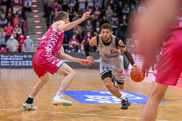 easyCredit BBL, Telekom Baskets Bonn vs JobStairs GIESSEN 46ers, 13 04 2022 Kendale McCullum JobStairs GIESSEN 46ers, 0 , Skyler Bowlin Telekom Baskets Bonn, 12 , easyCredit BBL, Telekom Baskets Bonn vs JobStairs GIESSEN 46ers on 13 04 2022 at Telekom Dome, Bonn Nordrhein Westfalen Copyright: xBEAUTIFULxSPORTS Mueller-Laschetx