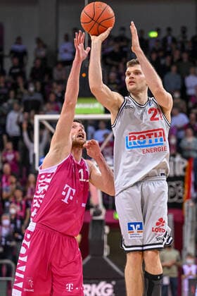 easyCredit BBL, Telekom Baskets Bonn vs JobStairs GIESSEN 46ers, 13 04 2022 Florian Koch JobStairs GIESSEN 46ers, 21 , Saulius Kulvietis Telekom Baskets Bonn, 10 , easyCredit BBL, Telekom Baskets Bonn vs JobStairs GIESSEN 46ers on 13 04 2022 at Telekom Dome, Bonn Nordrhein Westfalen Copyright: xBEAUTIFULxSPORTS Mueller-Laschetx