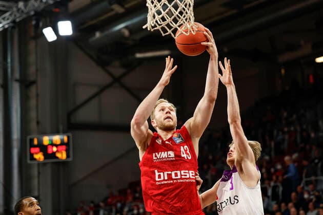 left Christian Sengfelder Brose Bamberg, 43 right 03 Harald Frey BG Göttingen Brose Bamberg BG Göttingen Goettingen easyCredit BBL Basketball Bundesliga Saison 2021 22 Spieltag 30, 13 04 2022 Bamberg, Brose Arena Foto Daniel Löb Loeb Copyright: DanielxLöb