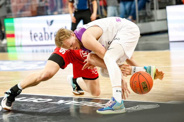 right 03 Harald Frey BG Göttingen left Christian Sengfelder Brose Bamberg, 43 Brose Bamberg BG Göttingen Goettingen easyCredit BBL Basketball Bundesliga Saison 2021 22 Spieltag 30, 13 04 2022 Bamberg, Brose Arena Foto Daniel Löb Loeb Copyright: DanielxLöb