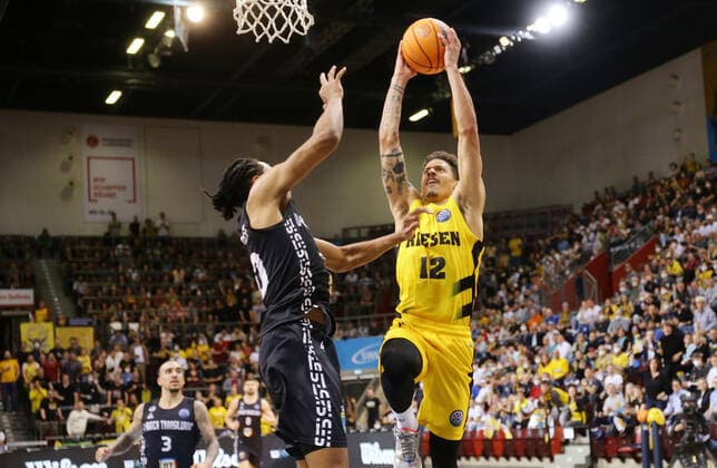 Ludwigsburg , Basketball Champions League Quarterfinal Game 2 , MHP Riesen Ludwigsburg vs U BT Cluj Napoca , Jonah Radebaugh Giants