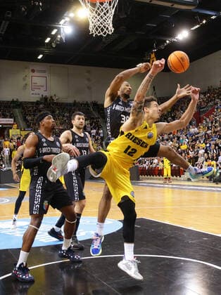 Ludwigsburg , Basketball Champions League Quarterfinal Game 2 , MHP Riesen Ludwigsburg vs U BT Cluj Napoca , Jonah Radebaugh Giants vs Elijah Stewart Cluj