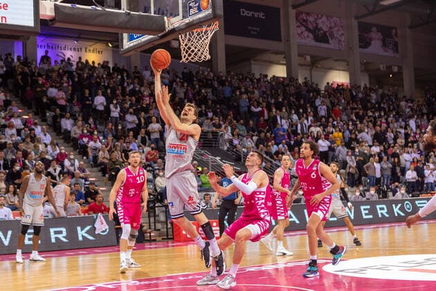 Florian Koch JobStairs Giessen 46ers, 21 , Saulius Kulvietis Telekom Baskets Bonn, 10 , Michael Kessens Telekom Baskets Bonn, 6 GER, Telekom Baskets Bonn vs JobStairs Giessen 46ers, Basketball, 1 Bundesliga, EASYCREDIT BBL, 30 Spieltag, Spielzeit 2021 22, 13 04 2022, Location Telekom Dome in Bonn GER, Telekom Baskets Bonn vs JobStairs Giessen 46ers, Basketball, 1 Bundesliga, EASYCREDIT BBL, 30 Spieltag, Spielzeit 2021 22, 13 04 2022, Location Telekom Dome in Bonn Foto Gerhard Wingender Bonn Copyright: xEibner-Pressefotox xGerhardxWingenderx EP_GWR