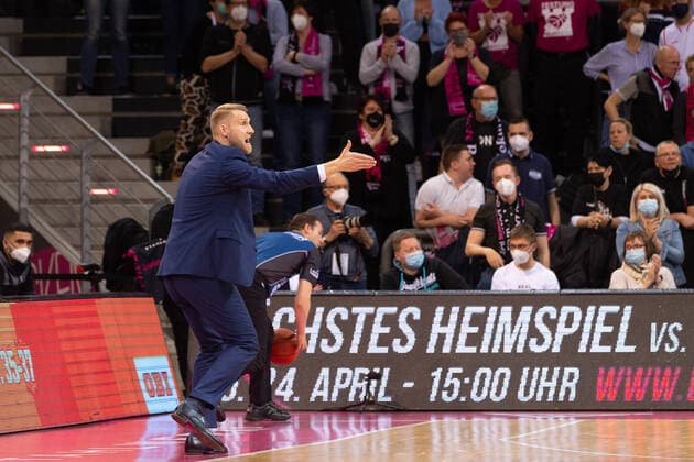 Tuomas Iisalo Telekom Baskets Bonn, Head Coach , GER, Telekom Baskets Bonn vs JobStairs Giessen 46ers, Basketball, 1 Bundesliga, EASYCREDIT BBL, 30 Spieltag, Spielzeit 2021 22, 13 04 2022, Location Telekom Dome in Bonn GER, Telekom Baskets Bonn vs JobStairs Giessen 46ers, Basketball, 1 Bundesliga, EASYCREDIT BBL, 30 Spieltag, Spielzeit 2021 22, 13 04 2022, Location Telekom Dome in Bonn Foto Gerhard Wingender Bonn Copyright: xEibner-Pressefotox xGerhardxWingenderx EP_GWR
