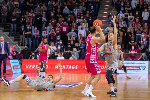 Bjarne Kraushaar JobStairs Giessen 46ers, 4 GER, Telekom Baskets Bonn vs JobStairs Giessen 46ers, Basketball, 1 Bundesliga, EASYCREDIT BBL, 30 Spieltag, Spielzeit 2021 22, 13 04 2022, Location Telekom Dome in Bonn GER, Telekom Baskets Bonn vs JobStairs Giessen 46ers, Basketball, 1 Bundesliga, EASYCREDIT BBL, 30 Spieltag, Spielzeit 2021 22, 13 04 2022, Location Telekom Dome in Bonn Foto Gerhard Wingender Bonn Copyright: xEibner-Pressefotox xGerhardxWingenderx EP_GWR