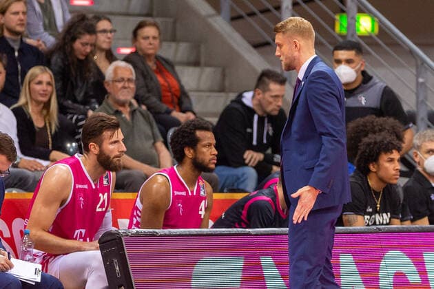 Tuomas Iisalo Telekom Baskets Bonn, Head Coach GER, Telekom Baskets Bonn vs JobStairs Giessen 46ers, Basketball, 1 Bundesliga, EASYCREDIT BBL, 30 Spieltag, Spielzeit 2021 22, 13 04 2022, Location Telekom Dome in Bonn GER, Telekom Baskets Bonn vs JobStairs Giessen 46ers, Basketball, 1 Bundesliga, EASYCREDIT BBL, 30 Spieltag, Spielzeit 2021 22, 13 04 2022, Location Telekom Dome in Bonn Foto Gerhard Wingender Bonn Copyright: xEibner-Pressefotox xGerhardxWingenderx EP_GWR
