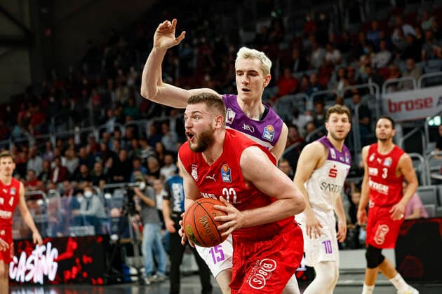 below Martinas giving Brose Bamberg, 22 above 15 Philipp Hartwich BG Göttingen Brose Bamberg BG Göttingen Goettingen easyCredit BBL Basketball Bundesliga season 2021 22 matchday 30, 13 04 2022 Bamberg, Brose Arena photo Daniel Löb Loeb Copyright: DanielxLöb