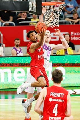 left Kenneth Ogbe Brose Bamberg, 25 right 15 Philipp Hartwich BG Göttingen Brose Bamberg BG Göttingen Goettingen easyCredit BBL Basketball Bundesliga Saison 2021 22 Spieltag 30, 13 04 2022 Bamberg, Brose Arena Foto Daniel Löb Loeb Copyright: DanielxLöb