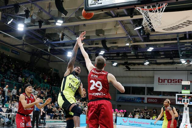 30 Matchday of the easyCredit BBL Basketball Bundesliga at Oberfrankenhalle in Bayreuth Season 2021 2022 Medi Bayreuth vs. NINERS Chemnitz Terry Allen Medi Bayreuth 15 left Mindaugas Susinskas NINERS Chemnitz 29 right