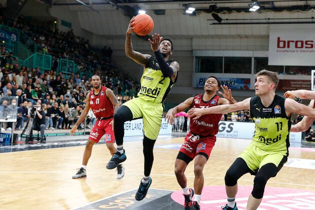 30 Matchday of the easyCredit BBL Basketball Bundesliga in the Oberfrankenhalle in Bayreuth season 2021 2022 Medi Bayreuth against NINERS Chemnitz Sacar Anim Medi Bayreuth 2 left Eric Washington NINERS Chemnitz 33 center