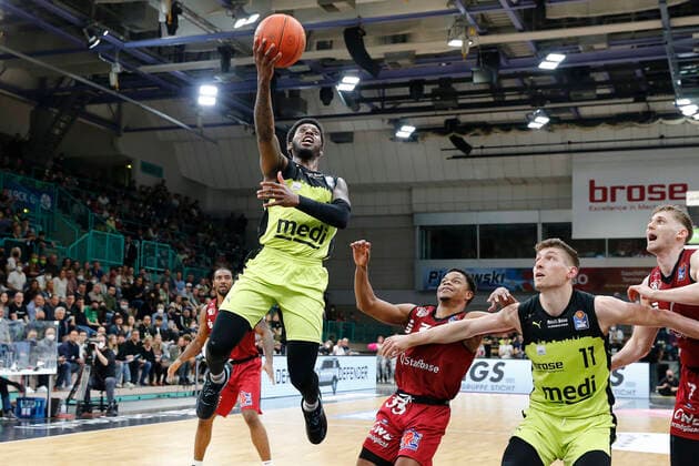 30 Matchday of the easyCredit BBL Basketball Bundesliga in the Oberfrankenhalle in Bayreuth season 2021 2022 Medi Bayreuth against NINERS Chemnitz Sacar Anim Medi Bayreuth 2 left Eric Washington NINERS Chemnitz 33 center