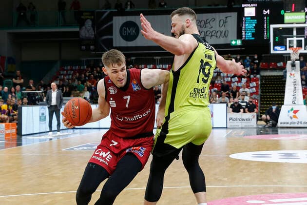 30 Matchday of the easyCredit BBL Basketball Bundesliga in the Oberfrankenhalle in Bayreuth Season 2021 2022 Medi Bayreuth against NINERS Chemnitz Martynas Sajus Medi Bayreuth 19 right Jonas Richter NINERS Chemnitz 7 left