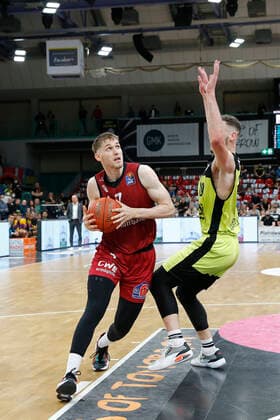 30 Matchday of the easyCredit BBL Basketball Bundesliga in the Oberfrankenhalle in Bayreuth Season 2021 2022 Medi Bayreuth against NINERS Chemnitz Martynas Sajus Medi Bayreuth 19 right Jonas Richter NINERS Chemnitz 7 left