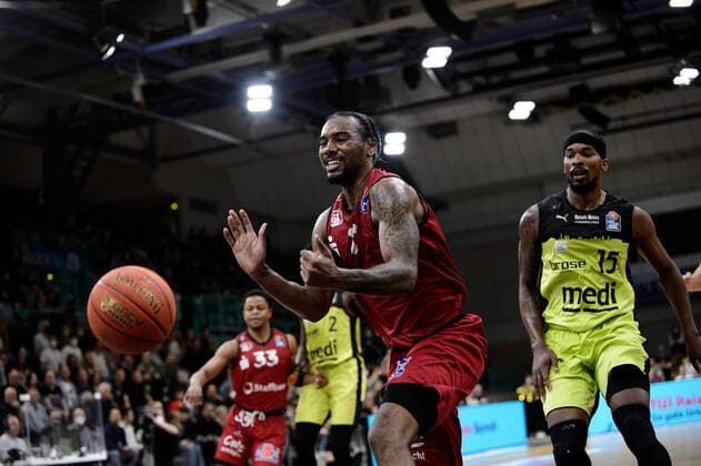 Isiaha Mike 11 Niners Chemnitz rgert over a ball loss medi Bayreuth vs Niners Chemnitz Basketball, BBL, 2021 2022 season, 30 match day, 13 04 2022 medi Bayreuth vs Niners Chemnitz Basketball, BBL, 2021 2022 season, 30 match day, 13 04 2022 Bayreuth Copyright: xEIBNER ErikxHillmerx EP_EHR