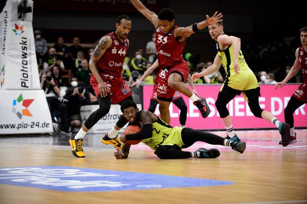 Sacar Anim 2 medi Bayreuth , Eric Washington 33 Niners Chemnitz and Darion Atkins 44 Niners Chemnitz fight for the ball medi Bayreuth vs Niners Chemnitz Basketball, BBL, 2021 2022 season, 30 match day, 13 04 2022 medi Bayreuth vs Niners Chemnitz Basketball, BBL, 2021 2022 season, 30 match day, 13 04 2022 Bayreuth Copyright: xEIBNER ErikxHillmerx EP_EHR
