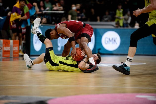 Bastian Doreth 10 medi Bayreuth and Eric Washington 33 Niners Chemnitz fight for the ball medi Bayreuth vs Niners Chemnitz Basketball, BBL, 2021 2022 season, 30 match day, 13 04 2022 medi Bayreuth vs Niners Chemnitz Basketball, BBL, 2021 2022 season, 30 match day, 13 04 2022 Bayreuth Copyright: xEIBNER ErikxHillmerx EP_EHR