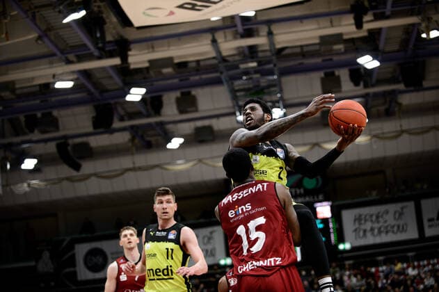 Sacar Anim 2 medi Bayreuth prevails against Frantz Massenat 15 Niners Chemnitz medi Bayreuth vs Niners Chemnitz Basketball, BBL, 2021 2022 season, 30 match day, 13 04 2022 medi Bayreuth vs Niners Chemnitz Basketball, BBL, 2021 2022 season, 30 match day, 13 04 2022 Bayreuth Copyright: xEIBNER ErikxHillmerx EP_EHR