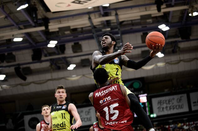 Sacar Anim 2 medi Bayreuth prevails against Frantz Massenat 15 Niners Chemnitz medi Bayreuth vs Niners Chemnitz Basketball, BBL, 2021 2022 season, 30 match day, 13 04 2022 medi Bayreuth vs Niners Chemnitz Basketball, BBL, 2021 2022 season, 30 match day, 13 04 2022 Bayreuth Copyright: xEIBNER ErikxHillmerx EP_EHR