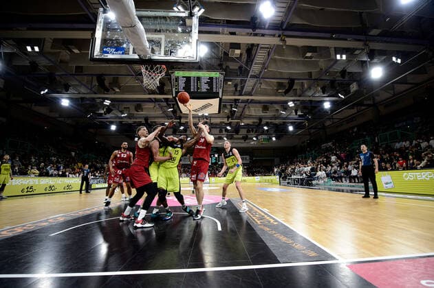 Terry Allen 15 medi Bayreuth and Andreas Seiferth 11 medi Bayreuth fight for the ball with Mindaugas SuÅ¡inskas Susinskas 29 Niners Chemnitz and Jonas Richter 7 Niners Chemnitz medi Bayreuth vs Niners Chemnitz Basketball, BBL, 2021 2022 season, 30 matchday, 13 04 2022 medi Bayreuth vs Niners Chemnitz Basketball, BBL, 2021 2022 season, 30 matchday, 13 04 2022 Bayreuth Copyright: xEIBNER ErikxHillmerx EP_EHR