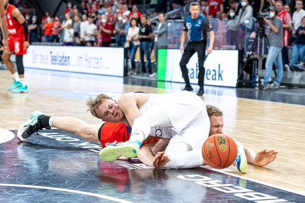 Harald Frey BG Goettingen, 03 , Christian Sengfelder Brose Bamberg, 43 , Brose Bamberg vs BG Goettingen, Basketball, easyCredit BBL, Matchday 30, 13 04 2022 Brose Bamberg vs BG Goettingen, Basketball, easyCredit BBL, Matchday 30, 13 04 2022 Bamberg Copyright: xEIBNER GuenerxSantemizx BRB_EER