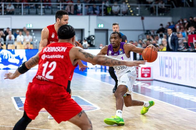 Justin Robinson Brose Bamberg, 12 , Dominic Lockhart Brose Bamberg, 03 , Jeremiah Martin BG Goettingen, 01 , Brose Bamberg vs BG Goettingen, basketball, easyCredit BBL, matchday 30, 13 04 2022 Brose Bamberg vs BG Goettingen, basketball, easyCredit BBL, matchday 30, 13 04 2022 Bamberg Copyright: xEIBNER GuenerxSantemizx BRB_EER