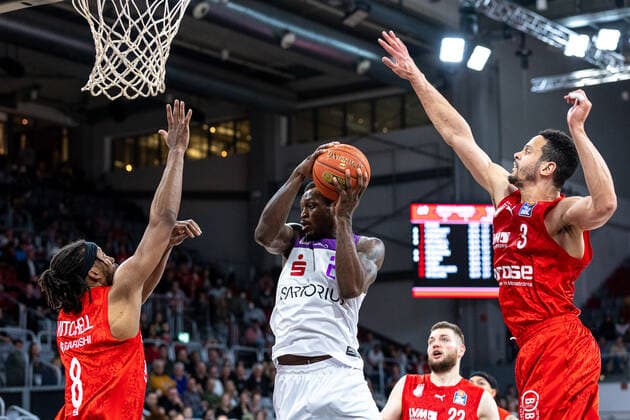 Akil Mitchell Brose Bamberg, 08 , Nate Grimes BG Goettingen, 24 , Dominic Lockhart Brose Bamberg, 03 , Brose Bamberg vs BG Goettingen, Basketball, easyCredit BBL, Matchday 30, 13 04 2022 Brose Bamberg vs BG Goettingen, Basketball, easyCredit BBL, Matchday 30, 13 04 2022 Bamberg Copyright: xEIBNER GuenerxSantemizx BRB_EER
