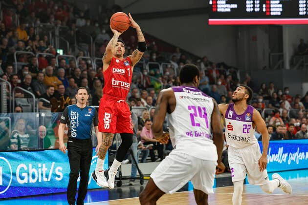 left Justin Robinson Brose Bamberg, 12 right 22 Stephen Brown BG Göttingen Brose Bamberg BG Göttingen Goettingen easyCredit BBL Basketball Bundesliga Saison 2021 22 Spieltag 30, 13 04 2022 Bamberg, Brose Arena Foto Daniel Löb Loeb Copyright: DanielxLöb