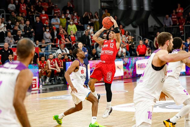 Right Justin Robinson Brose Bamberg, 12 three-pointers with foul by front 01 Jeremiah Martin BG Göttingen to win 88 87 for Bamberg Brose Bamberg BG Göttingen Goettingen easyCredit BBL Basketball Bundesliga Season 2021 22 Matchday 30, 13 04 2022 Bamberg, Brose Arena Photo Daniel Löb Loeb Copyright: DanielxLöb