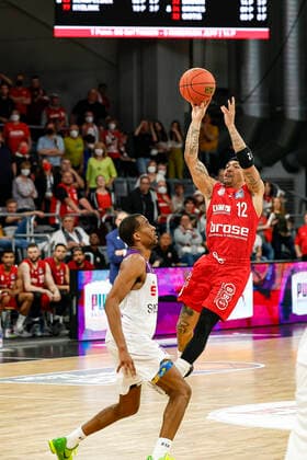 Right Justin Robinson Brose Bamberg, 12 three-pointers with foul by front 01 Jeremiah Martin BG Göttingen to win 88 87 for Bamberg Brose Bamberg BG Göttingen Goettingen easyCredit BBL Basketball Bundesliga Season 2021 22 Matchday 30, 13 04 2022 Bamberg, Brose Arena Photo Daniel Löb Loeb Copyright: DanielxLöb