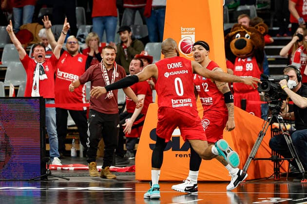Right Justin Robinson Brose Bamberg, 12 cheers after his three-pointer with bonus free throw to win 88 87 for Bamberg Left Chris Dowe Brose Bamberg, 00 Brose Bamberg BG Göttingen Goettingen easyCredit BBL Basketball Bundesliga Saison 2021 22 Spieltag 30, 13 04 2022 Bamberg, Brose Arena Foto Daniel Löb Loeb Copyright: DanielxLöb
