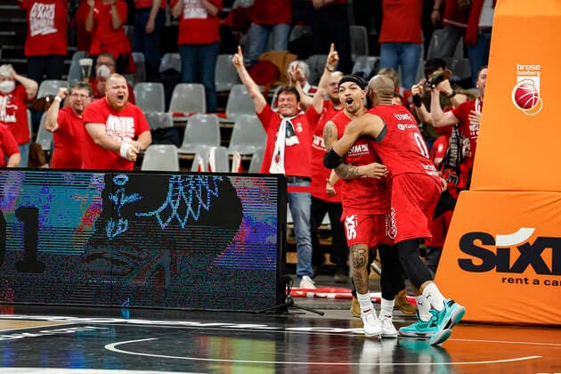 Left Justin Robinson Brose Bamberg, 12 cheers after his three-pointer with bonus free throw to win 88 87 for Bamberg Right Chris Dowe Brose Bamberg, 00 Brose Bamberg BG Göttingen Goettingen easyCredit BBL Basketball Bundesliga Saison 2021 22 Spieltag 30, 13 04 2022 Bamberg, Brose Arena Foto Daniel Löb Loeb Copyright: DanielxLöb