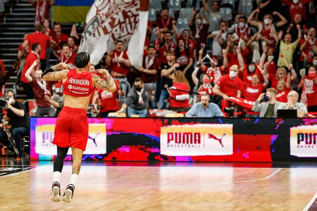 Justin Robinson Brose Bamberg, 12 cheers after his three-pointer with bonus free throw to win 88 87 for Bamberg Brose Bamberg BG Göttingen Goettingen easyCredit BBL Basketball Bundesliga Saison 2021 22 Spieltag 30, 13 04 2022 Bamberg, Brose Arena Foto Daniel Löb Loeb Copyright: DanielxLöb