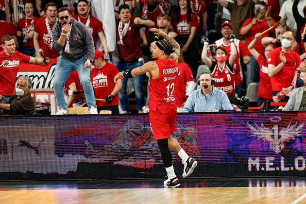 Justin Robinson Brose Bamberg, 12 cheers after his three-pointer with bonus free throw to win 88 87 for Bamberg Brose Bamberg BG Göttingen Goettingen easyCredit BBL Basketball Bundesliga Saison 2021 22 Spieltag 30, 13 04 2022 Bamberg, Brose Arena Foto Daniel Löb Loeb Copyright: DanielxLöb