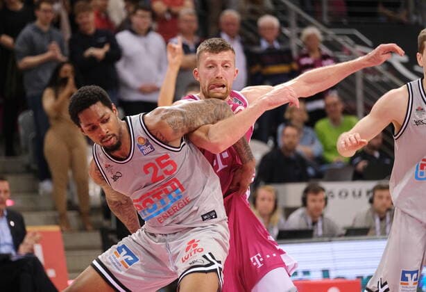 Saulius Kulvietis Telekom Baskets Bonn vs Phillip Fayne JobStairs GIESSEN 46ers easyCredit BBL 1 Bundesliga , 2021 2022 season , Hauptrunde 30 Spieltag