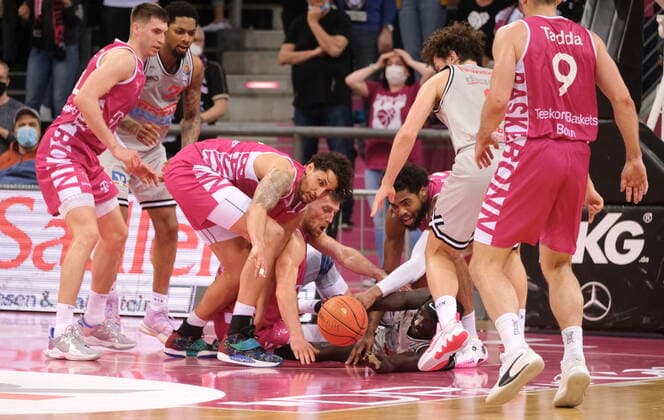 Players fight on the ground Telekom Baskets Bonn vs JobStairs GIESSEN 46ers easyCredit BBL 1 Bundesliga , 2021 2022 season , Hauptrunde 30 Spieltag