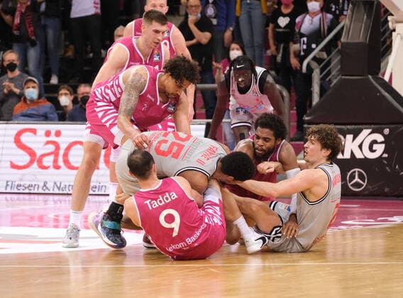 Players fight on the ground Telekom Baskets Bonn vs JobStairs GIESSEN 46ers easyCredit BBL 1 Bundesliga , 2021 2022 season , Hauptrunde 30 Spieltag