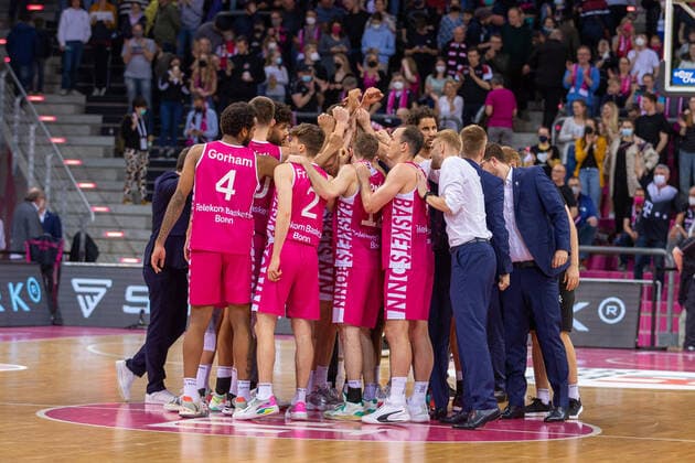 GER, Telekom Baskets Bonn vs JobStairs Giessen 46ers, Basketball, 1 Bundesliga, EASYCREDIT BBL, 30 Spieltag, Spielzeit 2021 22, 13 04 2022, Location Telekom Dome in Bonn GER, Telekom Baskets Bonn vs JobStairs Giessen 46ers, Basketball, 1 Bundesliga, EASYCREDIT BBL, 30 Spieltag, Spielzeit 2021 22, 13 04 2022, Location Telekom Dome in Bonn Foto Gerhard Wingender Bonn Copyright: xEibner-Pressefotox xGerhardxWingx EP_GWR