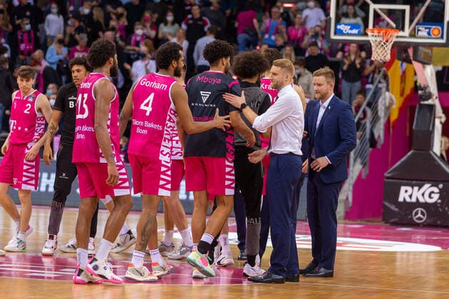 GER, Telekom Baskets Bonn vs JobStairs Giessen 46ers, Basketball, 1 Bundesliga, EASYCREDIT BBL, 30 Spieltag, Spielzeit 2021 22, 13 04 2022, Location Telekom Dome in Bonn GER, Telekom Baskets Bonn vs JobStairs Giessen 46ers, Basketball, 1 Bundesliga, EASYCREDIT BBL, 30 Spieltag, Spielzeit 2021 22, 13 04 2022, Location Telekom Dome in Bonn Foto Gerhard Wingender Bonn Copyright: xEibner-Pressefotox xGerhardxWingx EP_GWR