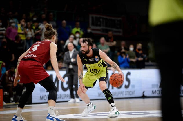 Bastian Doreth 10 medi Bayreuth vs Malte Ziegenhagen 3 Niners Chemnitz medi Bayreuth vs Niners Chemnitz Basketball, BBL, 2021 2022 season, 30 match day, 13 04 2022 medi Bayreuth vs Niners Chemnitz Basketball, BBL, 2021 2022 season, 30 match day, 13 04 2022 Bayreuth Copyright: xEIBNER ErikxHillmerx EP_EHR
