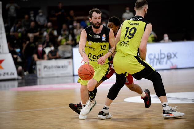 Bastian Doreth 10 medi Bayreuth and Martynas Sajus 19 medi Bayreuth vs Eric Washington 33 Niners Chemnitz medi Bayreuth vs Niners Chemnitz Basketball, BBL, 2021 2022 season, matchday 30, 13 04 2022 medi Bayreuth vs Niners Chemnitz Basketball, BBL, 2021 2022 season, matchday 30, 13 04 2022 Bayreuth Copyright: xEIBNER ErikxHillmerx EP_EHR
