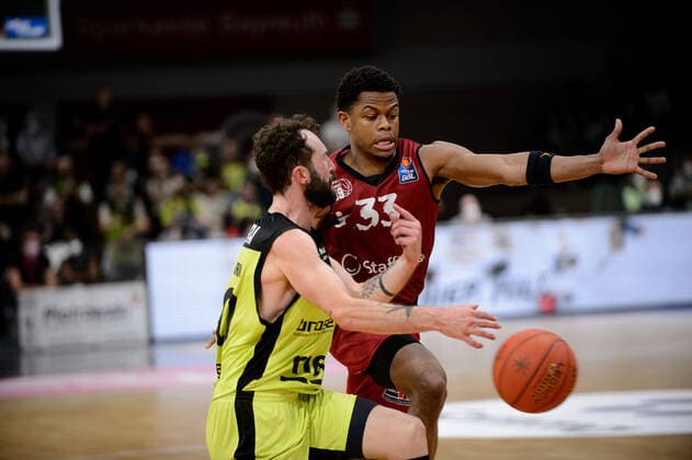 Eric Washington 33 Niners Chemnitz tries to shield Bastian Doreth 10 medi Bayreuth medi Bayreuth vs Niners Chemnitz Basketball, BBL, 2021 2022 season, 30 match day, 13 04 2022 medi Bayreuth vs Niners Chemnitz Basketball, BBL, 2021 2022 season, 30 match day, 13 04 2022 Bayreuth Copyright: xEIBNER ErikxHillmerx EP_EHR