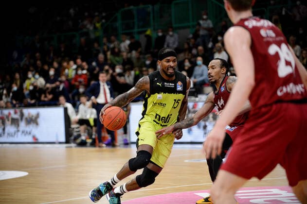 Terry Allen 15 medi Bayreuth vs Darion Atkins 44 Niners Chemnitz and Mindaugas SuÅ¡inskas Susinskas 29 Niners Chemnitz medi Bayreuth vs Niners Chemnitz Basketball, BBL, 2021 2022 season, 30 matchday, 13 04 2022 medi Bayreuth vs Niners Chemnitz Basketball, BBL, 2021 2022 season, 30 matchday, 13 04 2022 Bayreuth Copyright: xEIBNER ErikxHillmerx EP_EHR