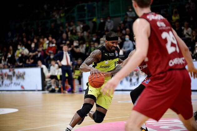Terry Allen 15 medi Bayreuth vs Darion Atkins 44 Niners Chemnitz and Mindaugas SuÅ¡inskas Susinskas 29 Niners Chemnitz medi Bayreuth vs Niners Chemnitz Basketball, BBL, 2021 2022 season, 30 matchday, 13 04 2022 medi Bayreuth vs Niners Chemnitz Basketball, BBL, 2021 2022 season, 30 matchday, 13 04 2022 Bayreuth Copyright: xEIBNER ErikxHillmerx EP_EHR