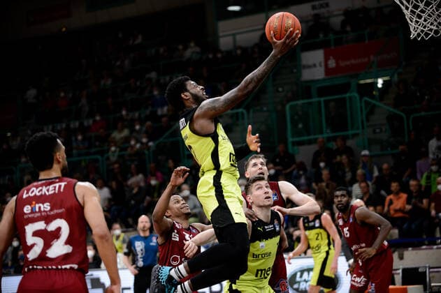 Sacar Anim 2 medi Bayreuth and Andreas Seiferth 11 medi Bayreuth vs Jonas Richter 7 Niners Chemnitz and Eric Washington 33 Niners Chemnitz medi Bayreuth vs Niners Chemnitz Basketball, BBL, 2021 2022 season, 30 match day, 13 04 2022 medi Bayreuth vs Niners Chemnitz Basketball, BBL, 2021 2022 season, 30 match day, 13 04 2022 Bayreuth Copyright: xEIBNER ErikxHillmerx EP_EHR